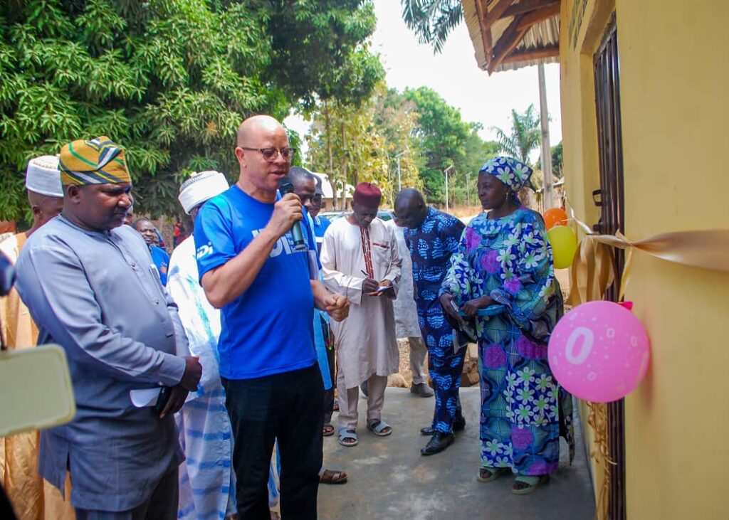 Osondu Nwokoro - IDI handing over the Kukum-Daji Biyan Zit Hub to Hon. Jerry Suku, Speaker of the Local Government Council
