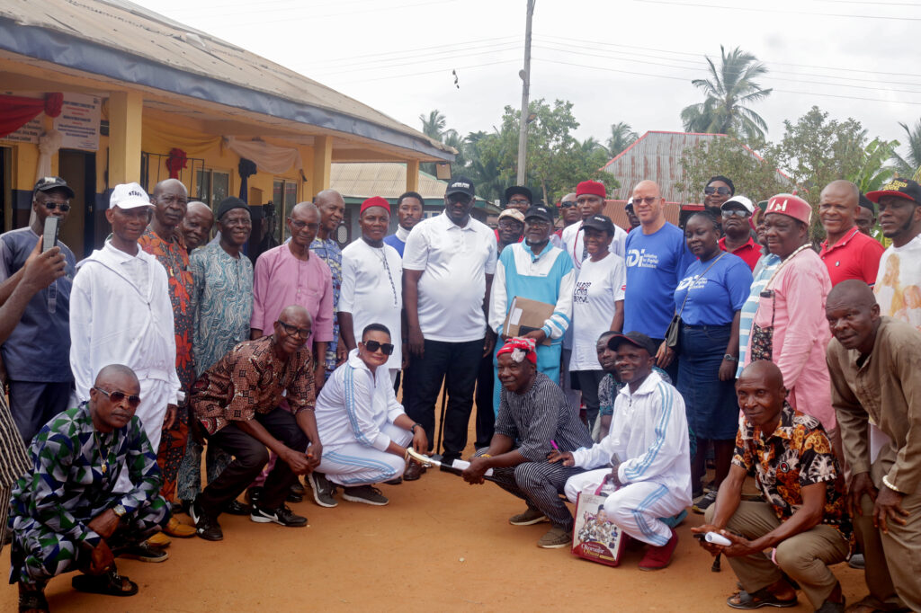 Group photo session with Okporoenyi community residents, the Executive chairman of Bende LGA, and IDI representatives.