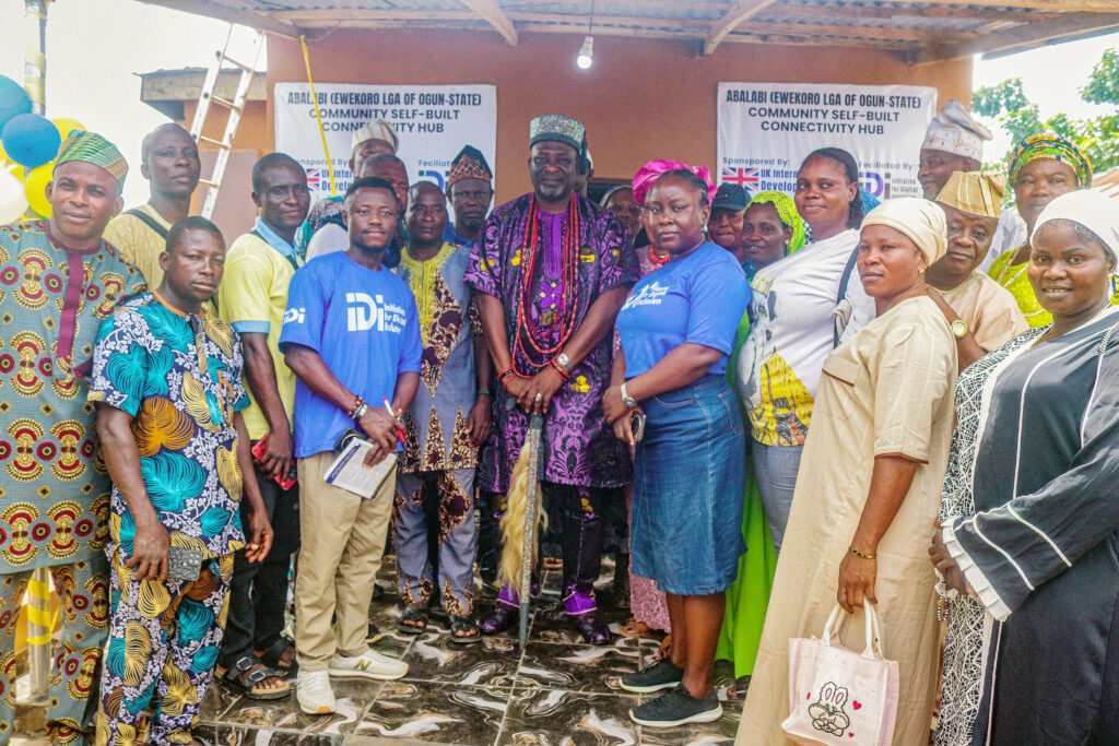 HRM Oba Taofeek Bakare, Traditional Ruler of Abalabi Community, in a group photograph with youth representatives and the IDI team.