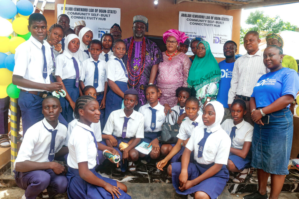 HRM Oba Taofeek Bakare, Traditional Ruler of Abalabi Community, joined by pupils and staff of Ifedapo Community Comprehensive High School, members of the Abalabi Community Council, and representatives of IDI